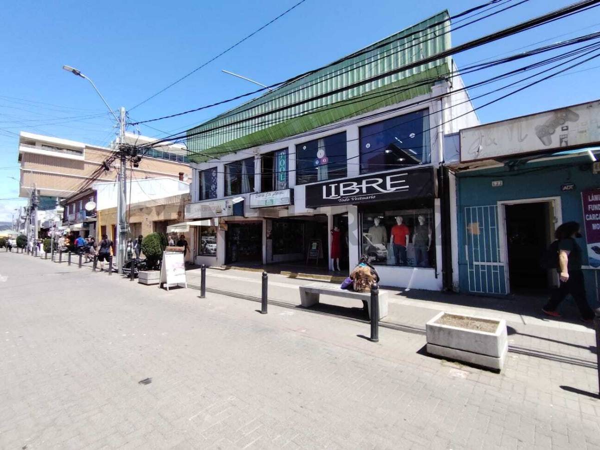 Fachada del Centro Comercial Coronel en paseo peatonal