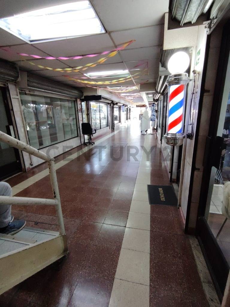 Vista interior con acceso y locales