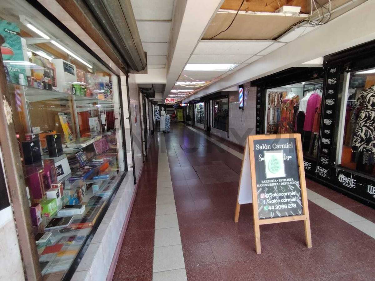 Locales comerciales con vitrinas